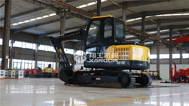小型挖掘機